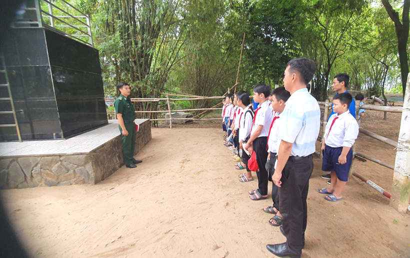 Cán bộ biên phòng tuyên truyền về biên giới, chủ quyền tại Cột mốc 235 tiếp giáp Vương quốc Campuchia.