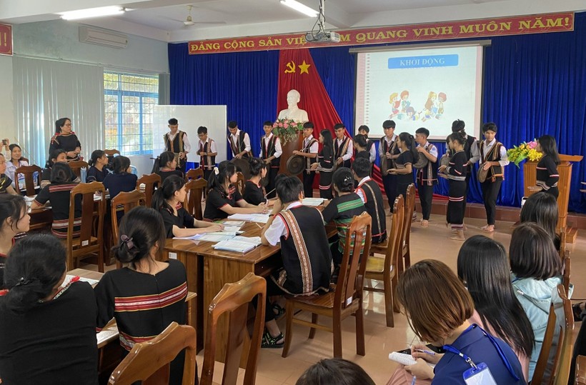 Giáo viên Trường PTDTNT tỉnh Kon Tum dạy môn Ngữ văn lớp 10 gắn với biểu diễn cồng chiêng.