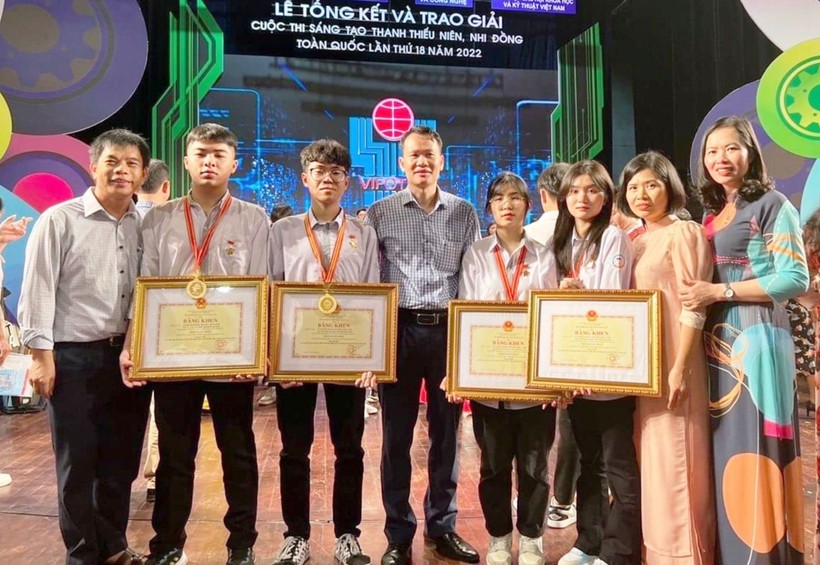 Ban giám hiệu Trường THPT Hoằng Hóa 4 cùng nhóm tác giả đoạt giải Nhất tham dự lễ tổng kết và trao giải cuộc thi. Ảnh: NTCC
