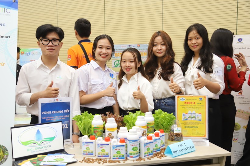 Nhóm sinh viên Trường ĐH Nguyễn Tất Thành với dự án khởi nghiệp.