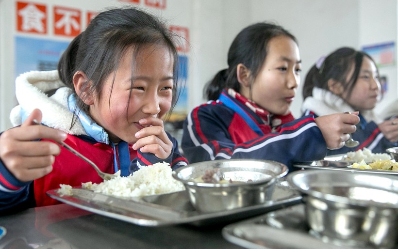 Trung Quốc yêu cầu hiệu trưởng ngồi ăn cùng học sinh