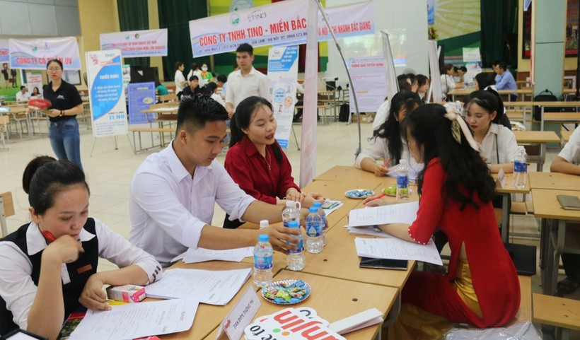 Nhiều công ty, doanh nghiệp tham gia ngày hội việc làm năm 2022 của Trường ĐH Nông Lâm (ĐH Thái Nguyên). Ảnh: NTCC
