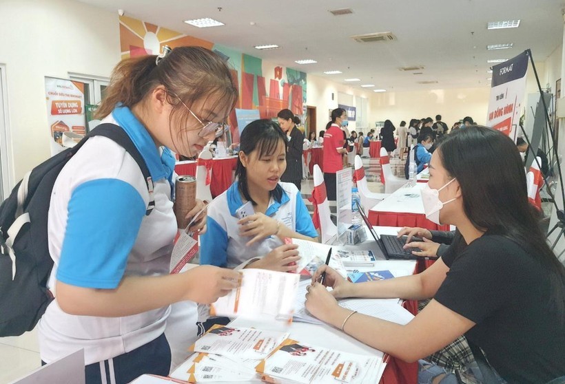 Sinh viên Học viện Phụ nữ Việt Nam tham gia ngày hội việc làm năm 2022.