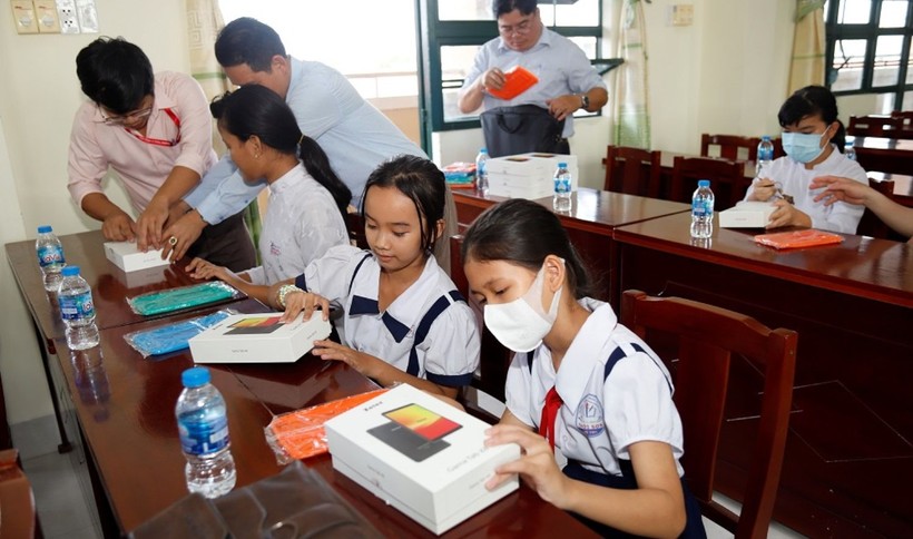 Học sinh huyện Châu Thành (Tiền Giang) vui mừng nhận máy tính bảng từ chương trình “Sóng và máy tính cho em”.