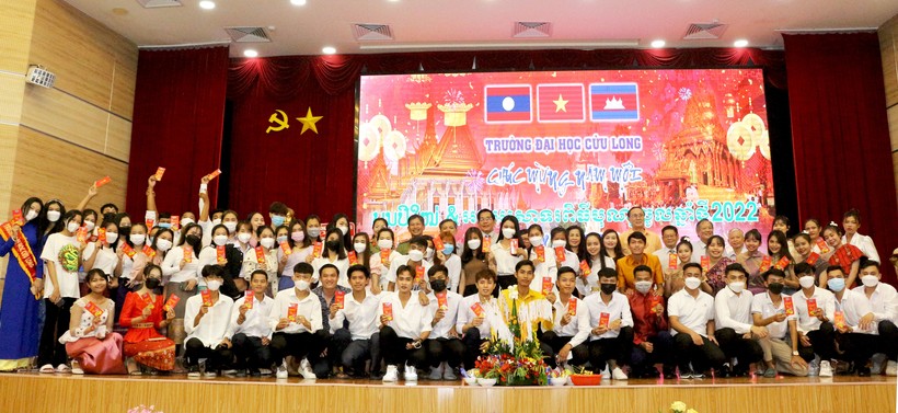 Trường ĐH Cửu Long tổ chức Tết cổ truyền cho lưu học sinh Lào. 
