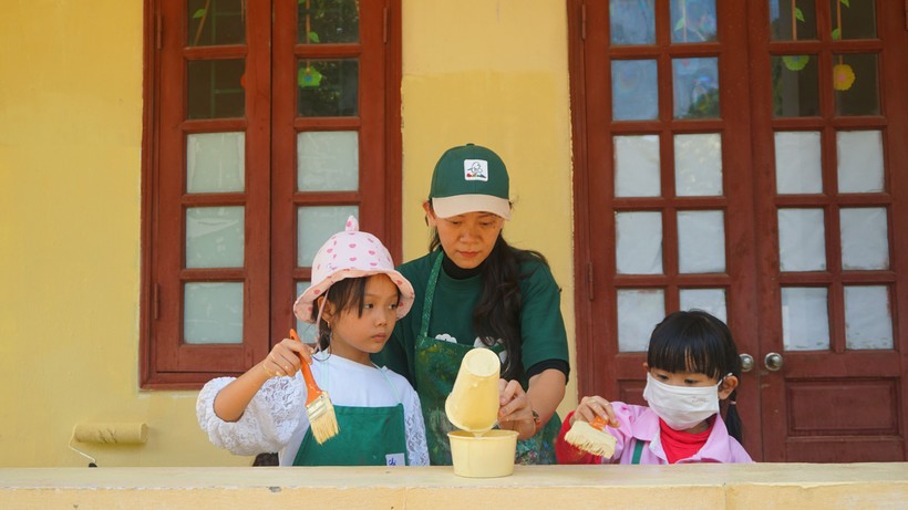 Chị Võ Thị Lệ Hằng đang hướng dẫn các bạn tình nguyện viên trẻ em sơn trường.