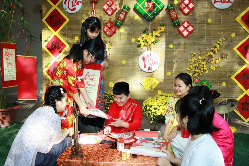 Học sinh Trường Tiểu học Vạn Thắng (Nha Trang, Khánh Hòa) trong các hoạt động vui Tết cổ truyền. Ảnh: INT