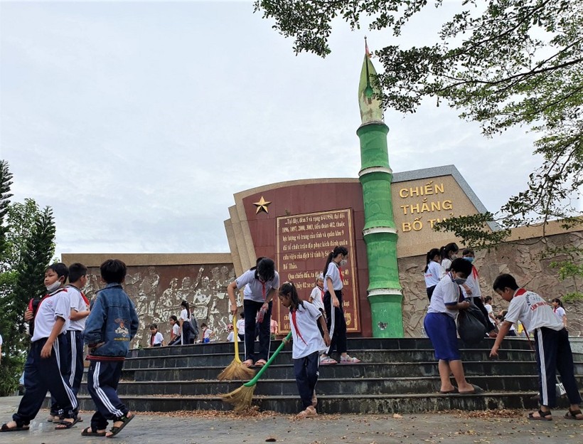 Học sinh Trường Tiểu học Lâm Thành Hưng (TP Sóc Trăng) chăm sóc di tích lịch sử địa phương.