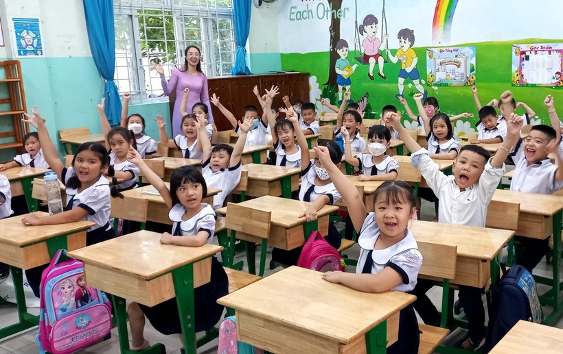 Học sinh lớp 1, Trường Tiểu học Lê Văn Việt (TP Thủ Đức) trong ngày tựu trường năm học mới 2022 - 2203.