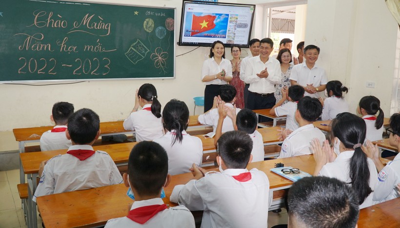 Lãnh đạo ngành Giáo dục Nghệ An đến thăm, động viên cô trò Trường THCS Hưng Hòa (TP Vinh, Nghệ An). Ảnh: Hồ Lài