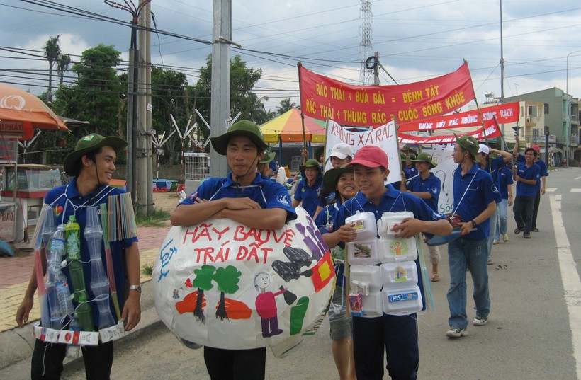 Sinh viên tình nguyện Trường ĐH Sư phạm Kỹ thuật TPHCM tuyên truyền bảo vệ môi trường.