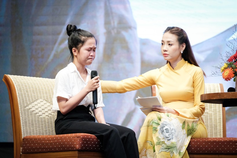 Em Nguyễn Thị Nữ nghẹn ngào giấu nước mắt khi kể lại tuổi thơ thiếu vắng cả cha lẫn mẹ của mình. 