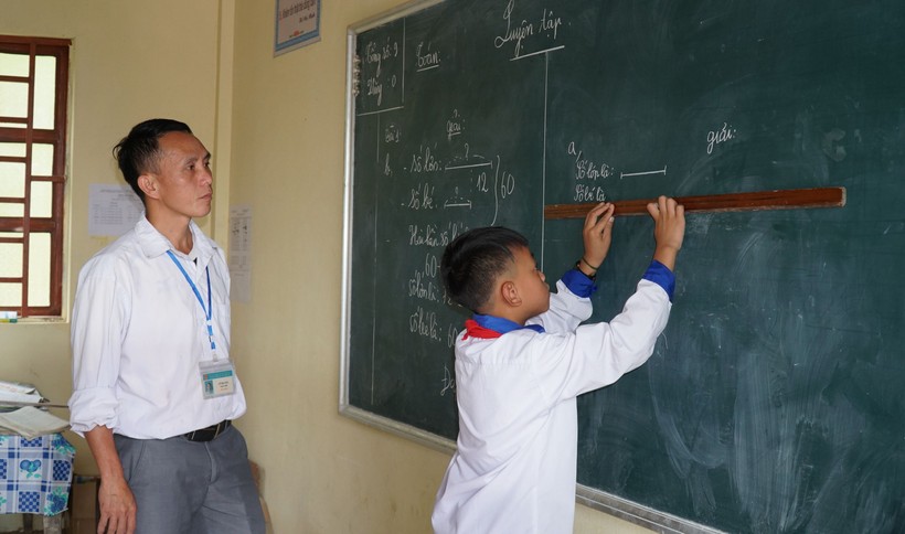 Thầy Của là tấm gương sáng về một học sinh Mông đã biến giấc mơ làm thầy giáo thành hiện thực.
