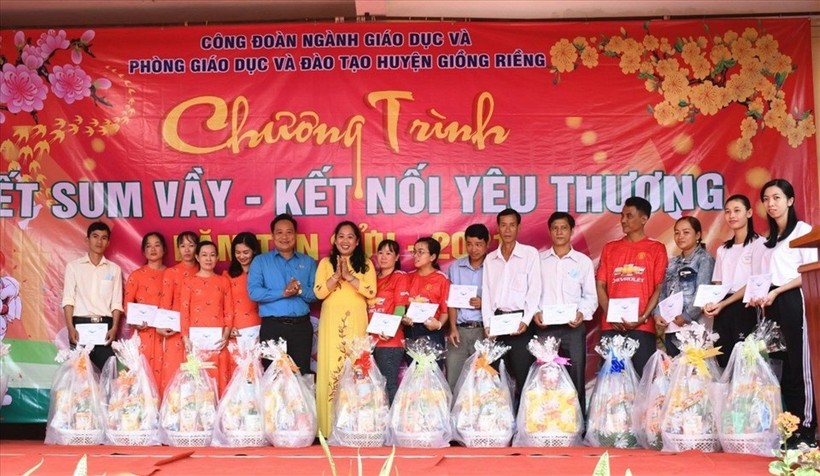 Bà Lâm Thị Mạnh, Chủ tịch Công đoàn Giáo dục tỉnh Kiên Giang trao quà cho giáo viên tại chương trình “Tết sum vầy”. Ảnh: NVCC