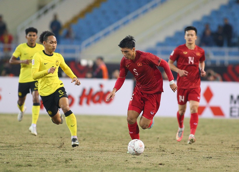 Văn Hậu (5) trong trận Việt Nam gặp Malaysia tại AFF Cup 2022.