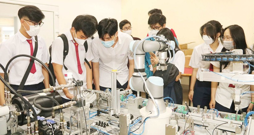 Học sinh các trường THPT trải nghiệm tại Khoa Kỹ thuật và Công nghệ - ĐH Huế.