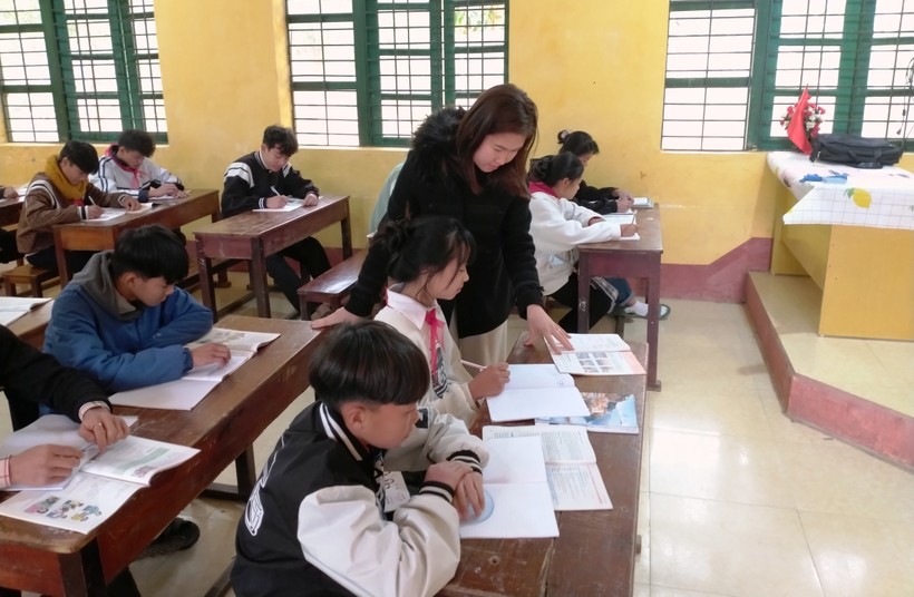 Cô và trò Trường PTDTBT-THCS Sơn Thủy, huyện Quan Sơn (Thanh Hóa) tại lớp học sau kỳ nghỉ Tết. Ảnh: Thế Lượng