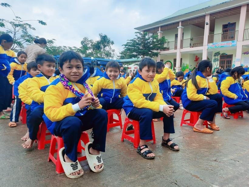 Học sinh Trường Phổ thông Dân tộc bán trú Tiểu học Trà Tập (Nam Trà My, Quảng Nam) nhận quà Tết là áo ấm từ câu lạc bộ Bạn thương nhau. 