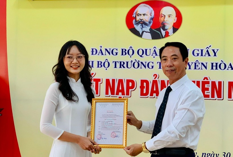 Võ Thị Hoàng An - học sinh Trường THPT Yên Hòa trong lễ kết nạp Đảng tháng 7/2022. Ảnh: Vân Anh 