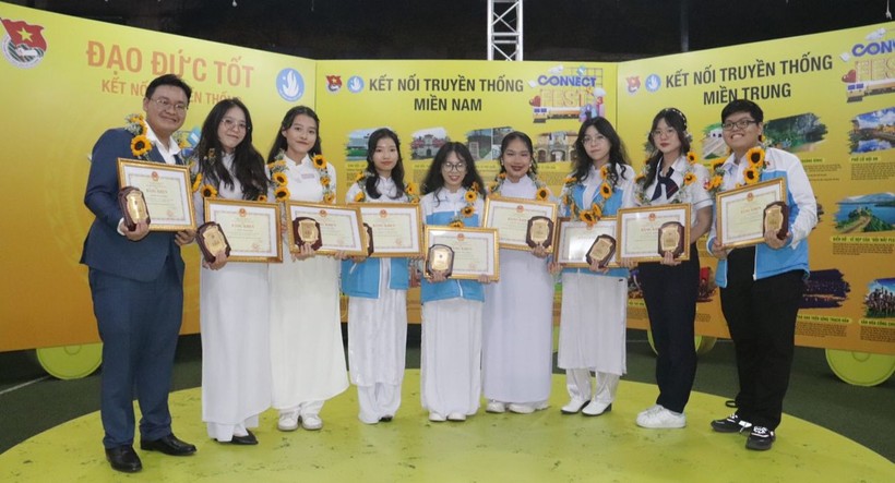 Nguyễn Thuỳ Trang (thứ 5 từ trái qua) nhận danh hiệu “Học sinh 3 tốt” cấp Trung ương vào tháng 1/2023.