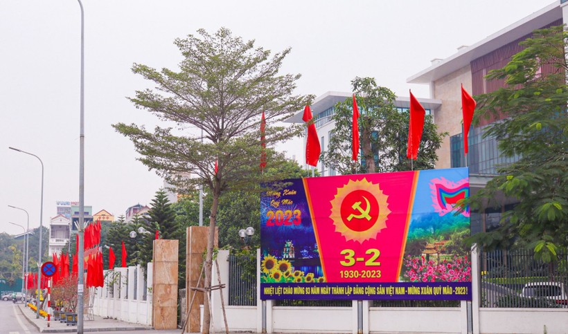 Các tuyến đường Hà Nội khoác lên mình màu áo mới, rực rỡ cờ hoa đón chào xuân mới Quý Mão 2023 và kỷ niệm 93 năm Ngày Thành lập Đảng Cộng sản Việt Nam (3/2/1930 – 3/2/2023). Ảnh: INT