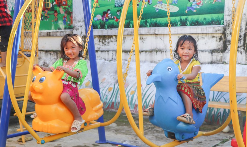 Trẻ em Trường Mầm non xã Trung Thu, huyện Tủa Chùa (tỉnh Điện Biên) vui chơi trong điều kiện cơ sở vật chất mới. Ảnh: Hà Linh
