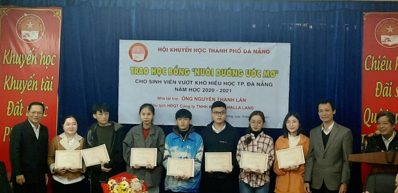 Sinh viên Đại học Đà Nẵng nhận học bổng Nuôi dưỡng ước mơ do ông Nguyễn Thành Lân tài trợ.