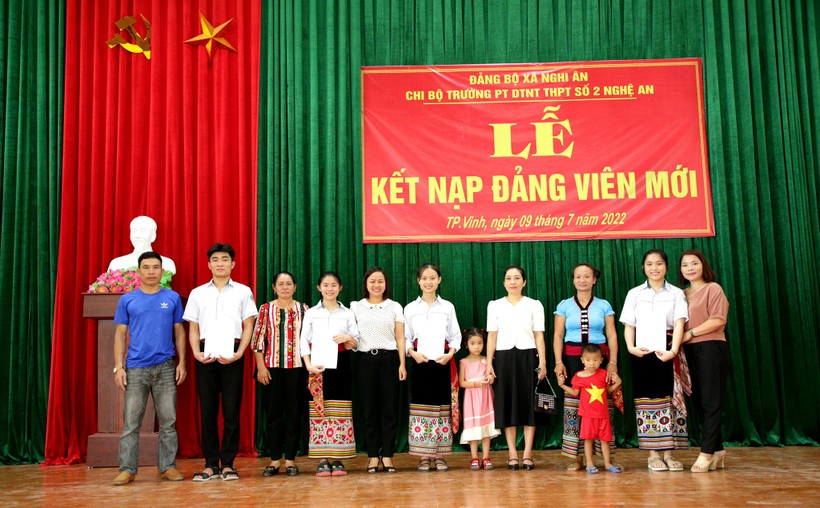 Người thân trong gia đình tham dự lễ kết nạp Đảng của con em mình tại Trường Phổ thông DTNT THPT số 2 tỉnh Nghệ An. Ảnh: NTCC