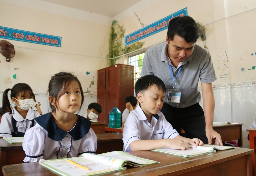 Thầy Danh Văn đã gắn bó với học sinh trên đảo được 10 năm.