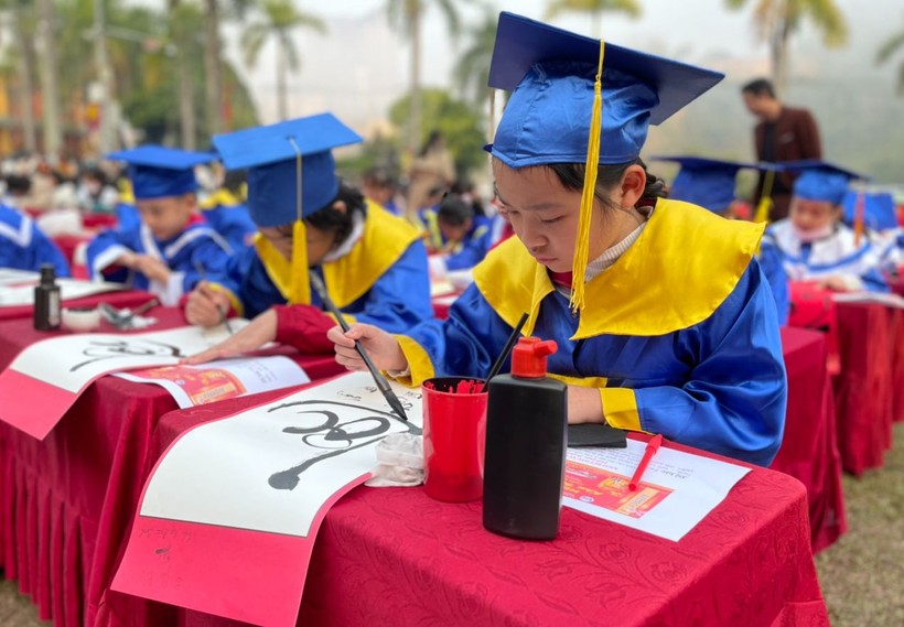 Học sinh thành phố Lào Cai tham gia khai bút đầu Xuân.