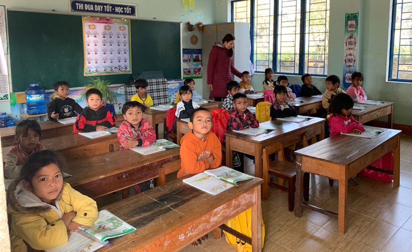 Buổi học đầu tiên sau kỳ nghỉ Tết Nguyên đán, học sinh Trường Tiểu học – THCS Lê Lợi đến lớp đông đủ. Ảnh: Nguyễn Dung