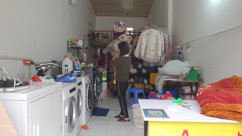 Cửa hàng giặt là của gia đình chị Lưu Thị Hồng Liên tăng lượng khách trong nhiều ngày qua.