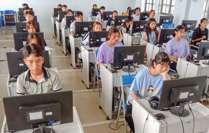 Học sinh Trường THPT Mường Nhà (Điện Biên) thực hiện đăng ký nguyện vọng đại học năm 2022 tập trung tại trường.