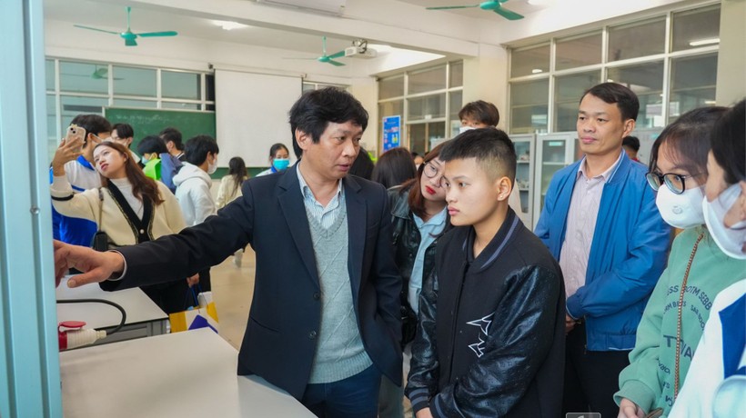 Ngày 9/1, Trường ĐH Công nghiệp Hà Nội đã đón hơn 400 giáo viên, phụ huynh và học sinh TP Hải Phòng đến thăm, tìm hiểu về trường. Ảnh: NTCC