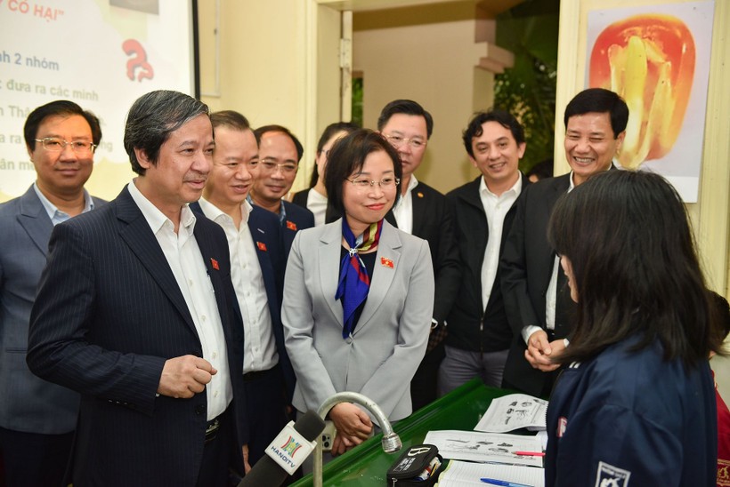 Bộ trưởng Nguyễn Kim Sơn trò chuyện với học sinh Trường THCS Bế Văn Đàn (quận Đống Đa - Hà Nội). Ảnh: Thế Đại
