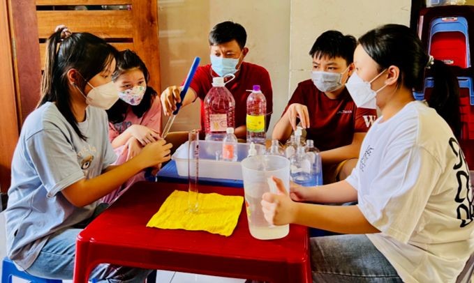 Một hoạt động trải nghiệm thực hành pha chế nước rửa tay sát khuẩn của học sinh Trường THCS Võ Văn Ký, Nha Trang. Ảnh: ITN