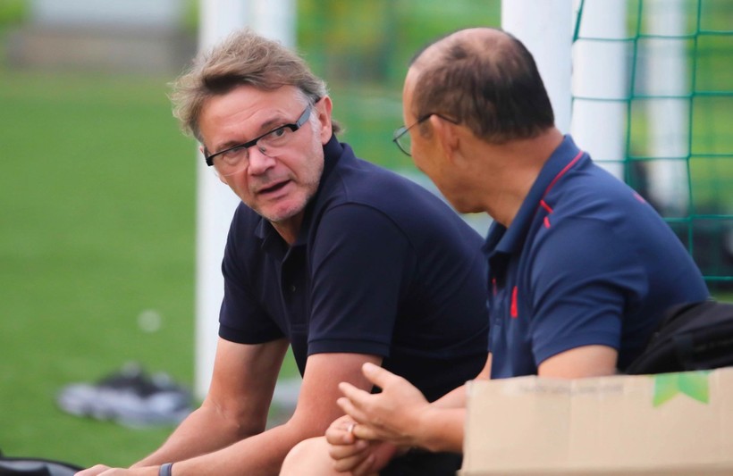 Huấn luyện viên Philippe Troussier (trái) và đồng nghiệp Park Hang Seo.