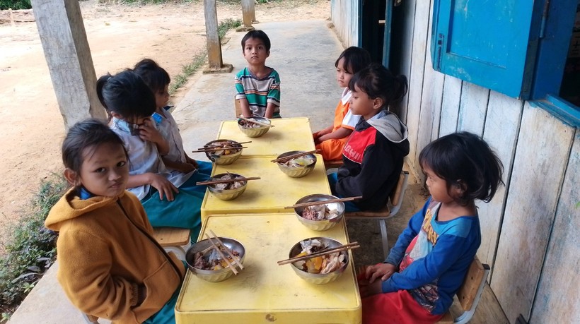 Những học sinh ở nóc Ông Cường ở lại bán trú, được thầy giáo Nguyễn Thanh Đên chăm từng bữa ăn, giấc ngủ, hỗ trợ trong giờ tự học. 