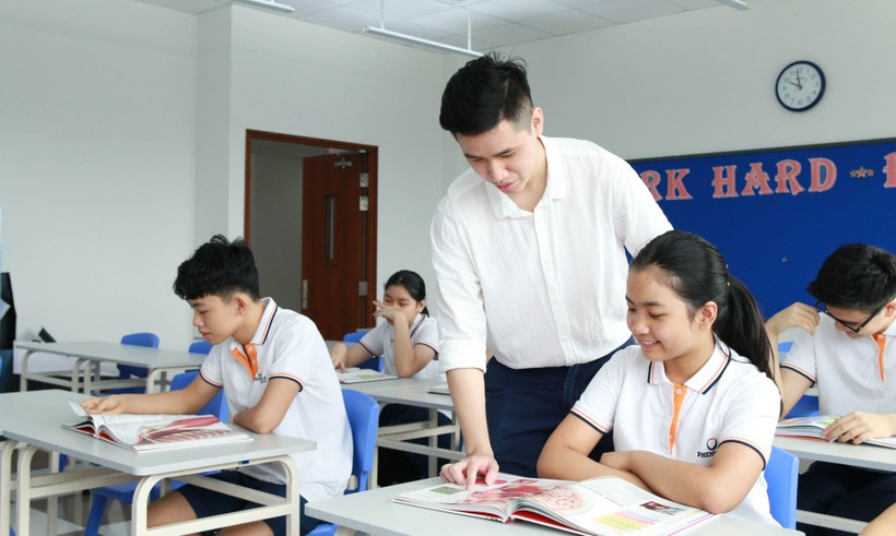 Thầy Nguyễn Trọng Trường hướng dẫn học sinh lớp 10 Trường THCS - THPT Phenikaa trong giờ học.