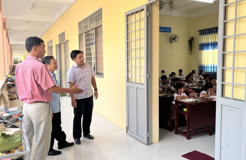 Đoàn khảo sát cơ sở vật chất, thiết bị dạy học tại Trường Tiểu học thị trấn Gò Quao, huyện Gò Quao (Kiên Giang). Ảnh: CTV