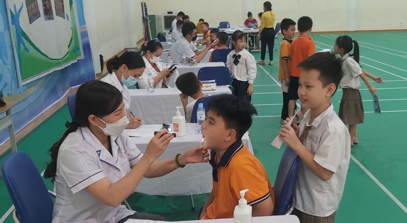 Trường Tiểu học Đoàn Kết tổ chức khám sức khỏe định kỳ cho học sinh. Ảnh: NTCC