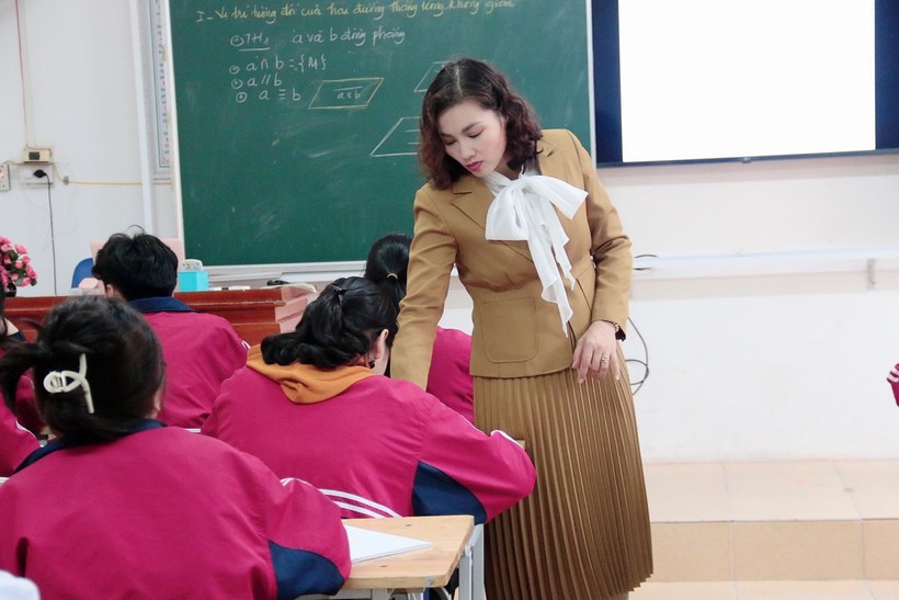 Cô Trần Thị Mai Phương và học trò trong giờ học. Ảnh: NVCC 