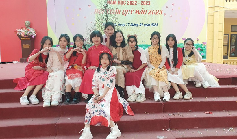 Cô Lý Thị Minh Ngân (thứ 5 từ phải sang) cùng đồng nghiệp và các học trò trong một hoạt động tập thể tại Trường THCS Vân Canh.