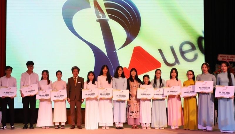 Năm học 2022 - 2023, Trường ĐH Sư phạm, ĐH Đà Nẵng có 21 sinh viên nhận học bổng Truyền cảm hứng.