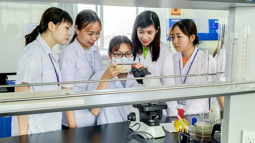 Tiến sĩ Phạm Thị Phương Thùy (thứ 2 từ phải sang, Khoa Công nghệ sinh học, Trường ĐH Công nghiệp thực phẩm TPHCM) hướng dẫn sinh viên nghiên cứu trong phòng thí nghiệm.