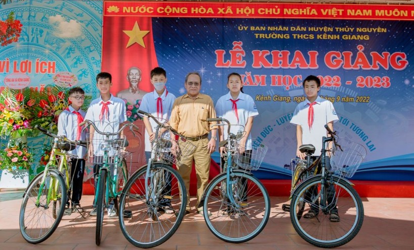 Ông Hòa (đứng giữa) tặng xe cho học sinh Trường THCS Trần Hưng Đạo.