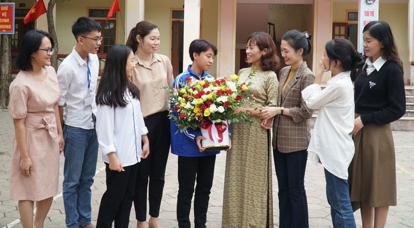 Cô Thái Thị Mai Hương cùng đồng nghiệp và học sinh Trung tâm GDNN-GDTX huyện Đô Lương, Nghệ An.