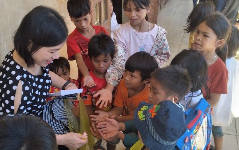 Cô Lê Thị Linh Giang tham gia các hoạt động thiện nguyện, giúp đỡ học sinh khó khăn. Ảnh: NVCC