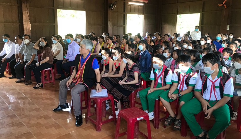 Học sinh Trường Tiểu học Nguyễn Bá Ngọc tham gia tìm hiểu văn hóa địa phương. 