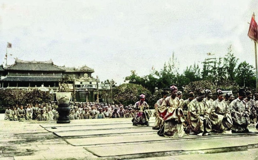 Các quan triều Nguyễn hành lễ trước Điện Thái Hòa. Ảnh: TL.